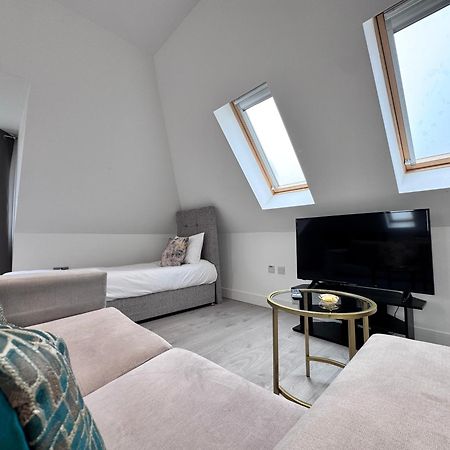 10 Min Drive To Airport - Free Parking - 15 Min Bus Ride - Ev Charge Available Apartman Stanwell Kültér fotó