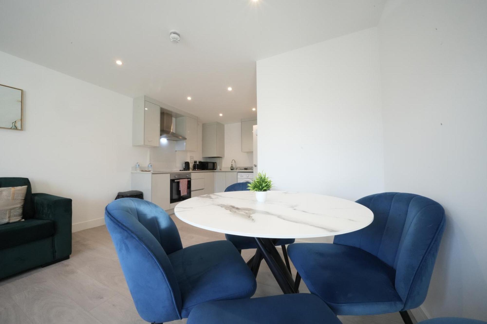 10 Min Drive To Airport - Free Parking - 15 Min Bus Ride - Ev Charge Available Apartman Stanwell Kültér fotó