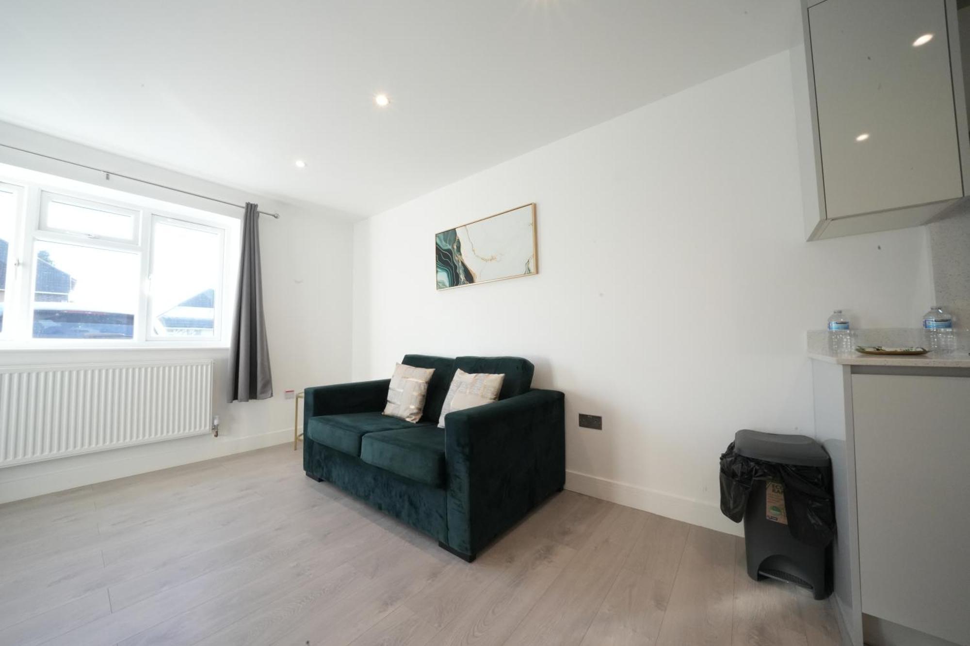10 Min Drive To Airport - Free Parking - 15 Min Bus Ride - Ev Charge Available Apartman Stanwell Kültér fotó