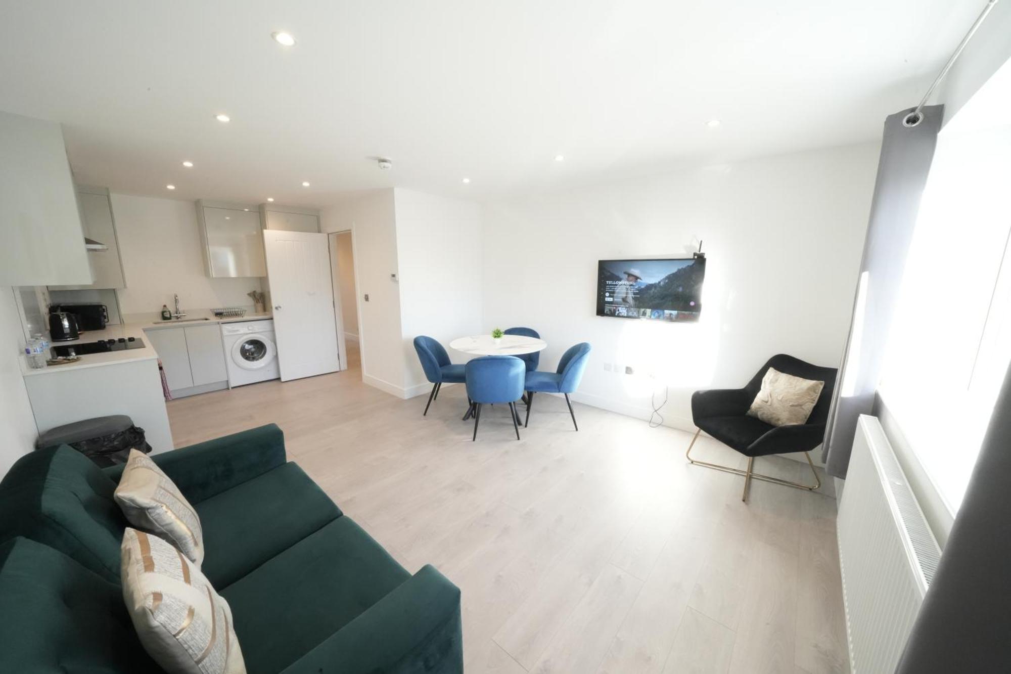 10 Min Drive To Airport - Free Parking - 15 Min Bus Ride - Ev Charge Available Apartman Stanwell Kültér fotó