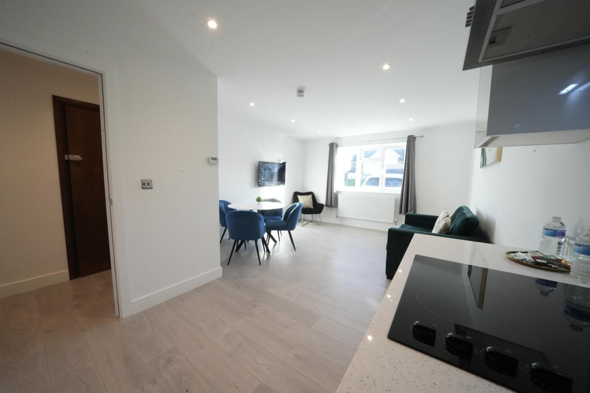 10 Min Drive To Airport - Free Parking - 15 Min Bus Ride - Ev Charge Available Apartman Stanwell Kültér fotó