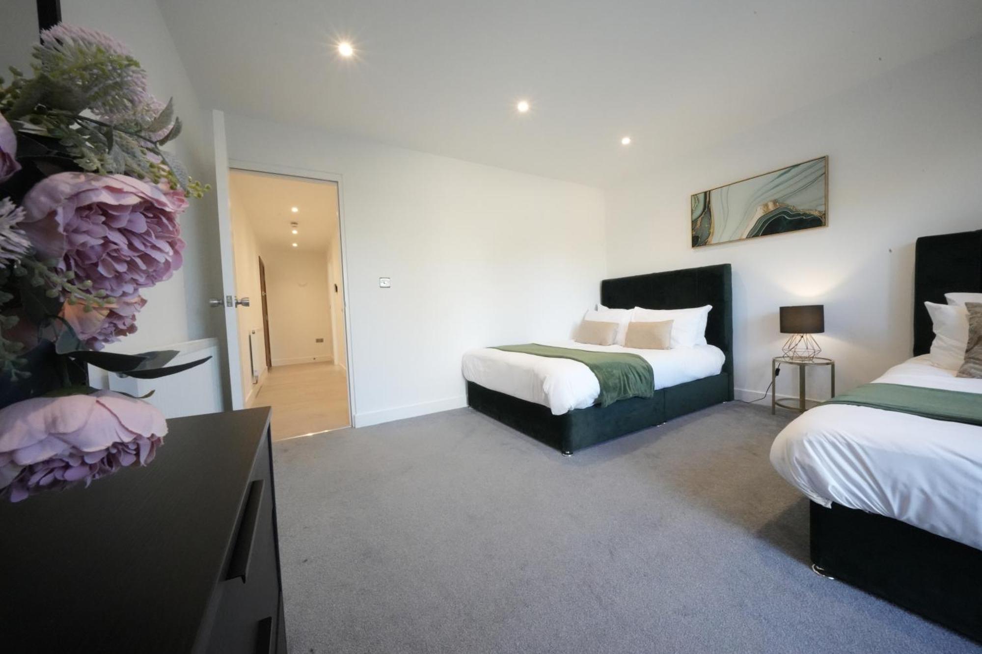 10 Min Drive To Airport - Free Parking - 15 Min Bus Ride - Ev Charge Available Apartman Stanwell Kültér fotó