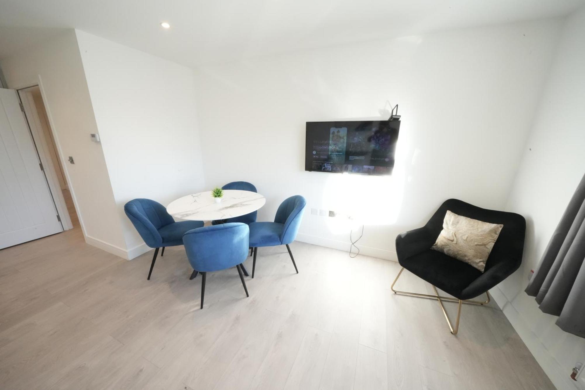 10 Min Drive To Airport - Free Parking - 15 Min Bus Ride - Ev Charge Available Apartman Stanwell Kültér fotó