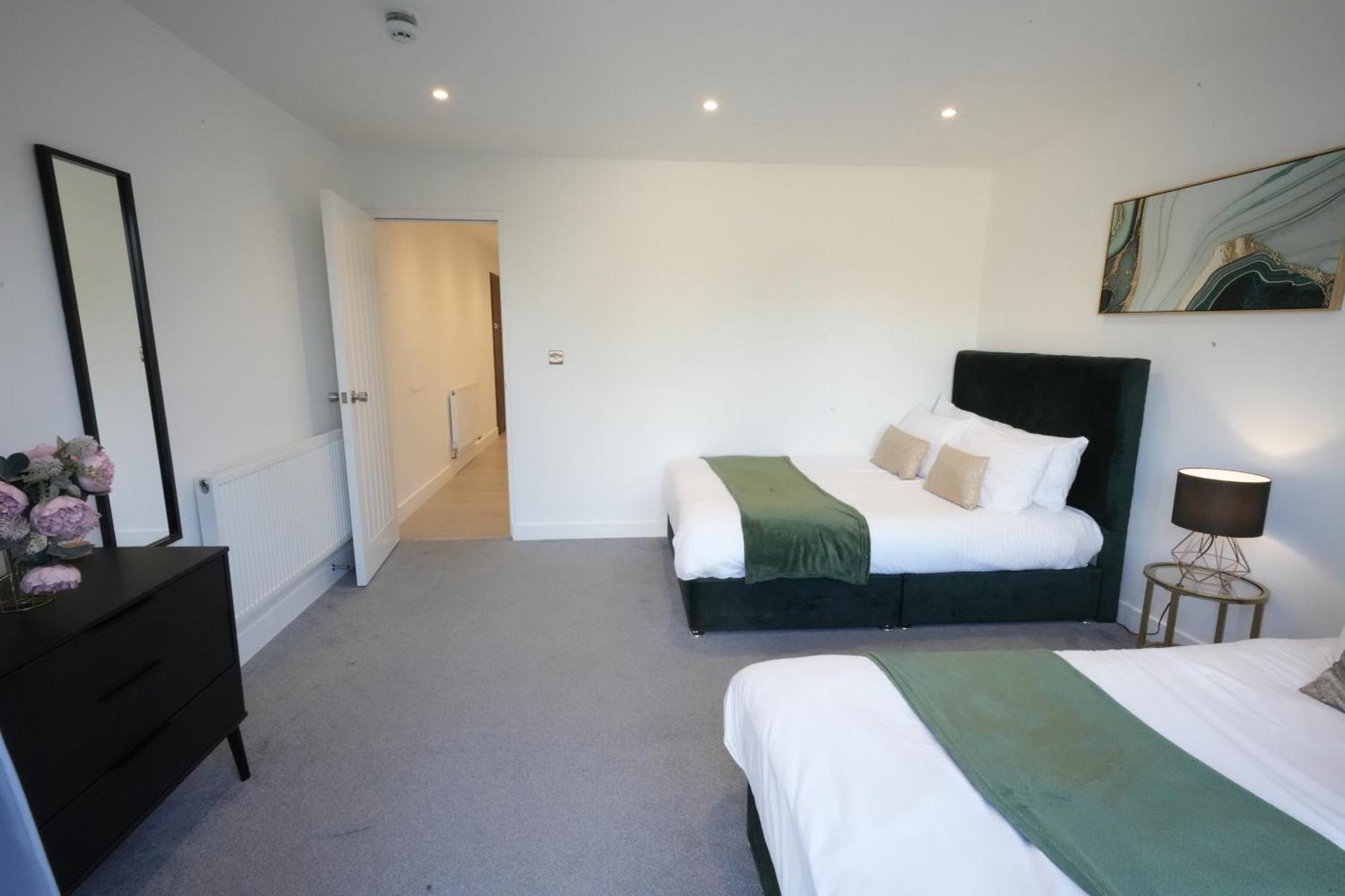 10 Min Drive To Airport - Free Parking - 15 Min Bus Ride - Ev Charge Available Apartman Stanwell Kültér fotó