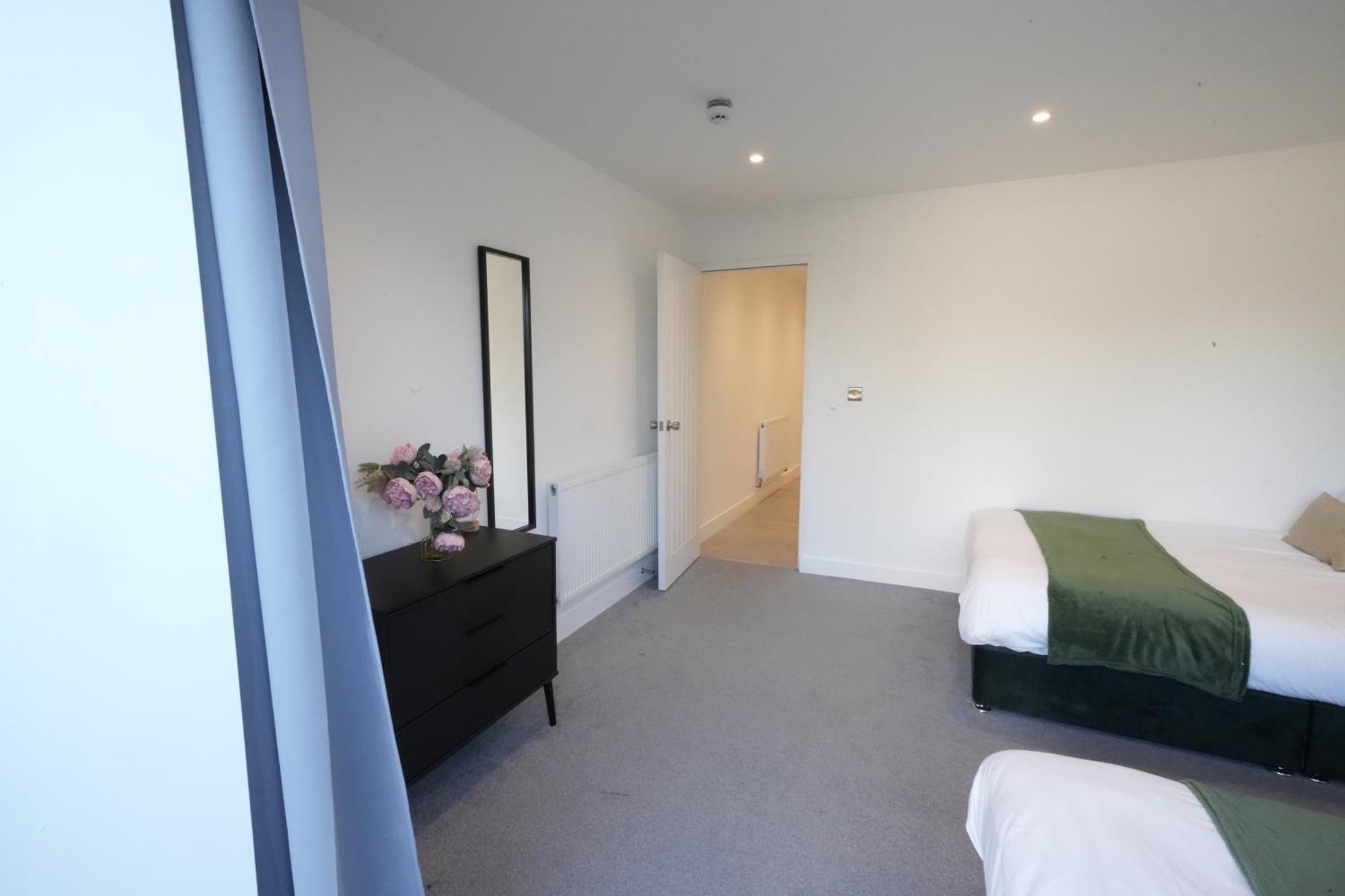 10 Min Drive To Airport - Free Parking - 15 Min Bus Ride - Ev Charge Available Apartman Stanwell Kültér fotó