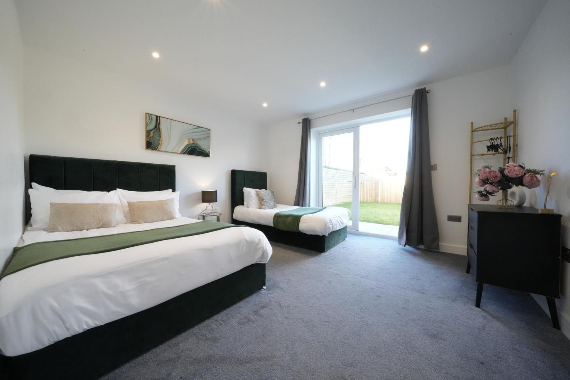 10 Min Drive To Airport - Free Parking - 15 Min Bus Ride - Ev Charge Available Apartman Stanwell Kültér fotó