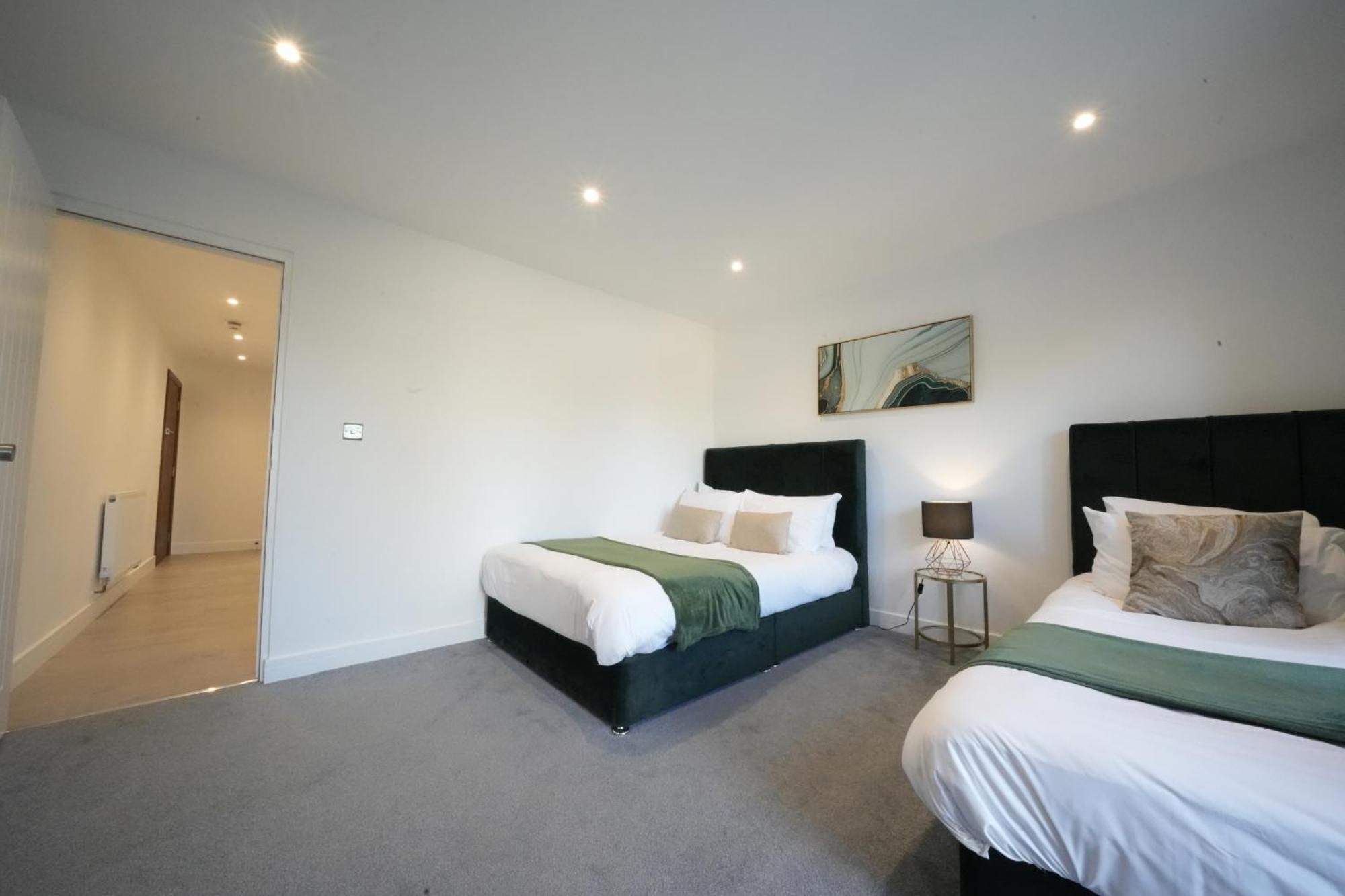 10 Min Drive To Airport - Free Parking - 15 Min Bus Ride - Ev Charge Available Apartman Stanwell Kültér fotó