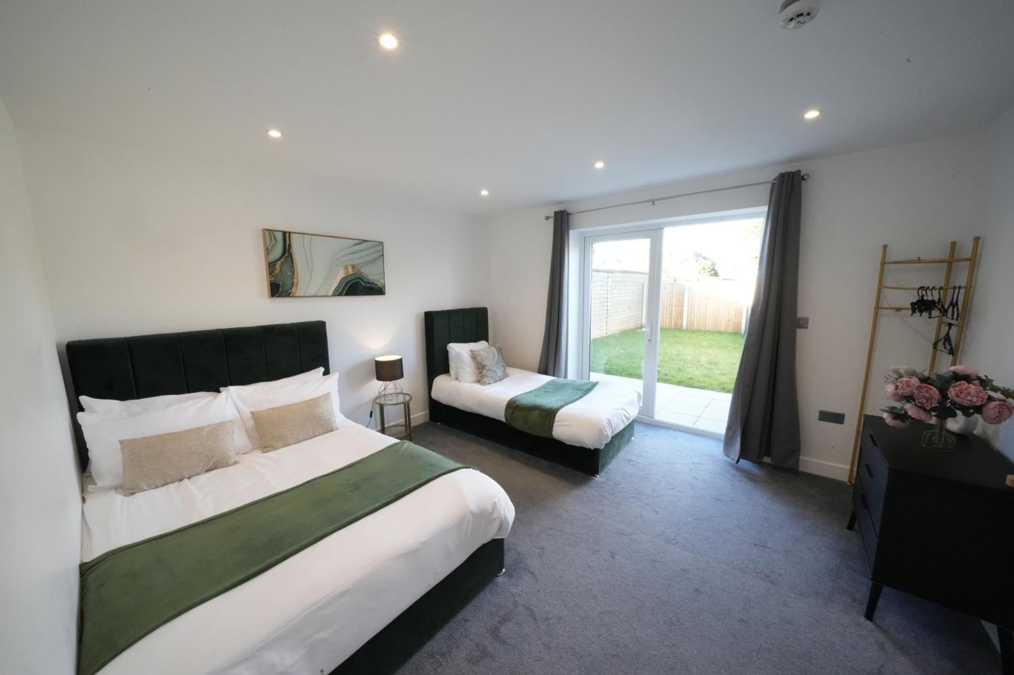 10 Min Drive To Airport - Free Parking - 15 Min Bus Ride - Ev Charge Available Apartman Stanwell Kültér fotó