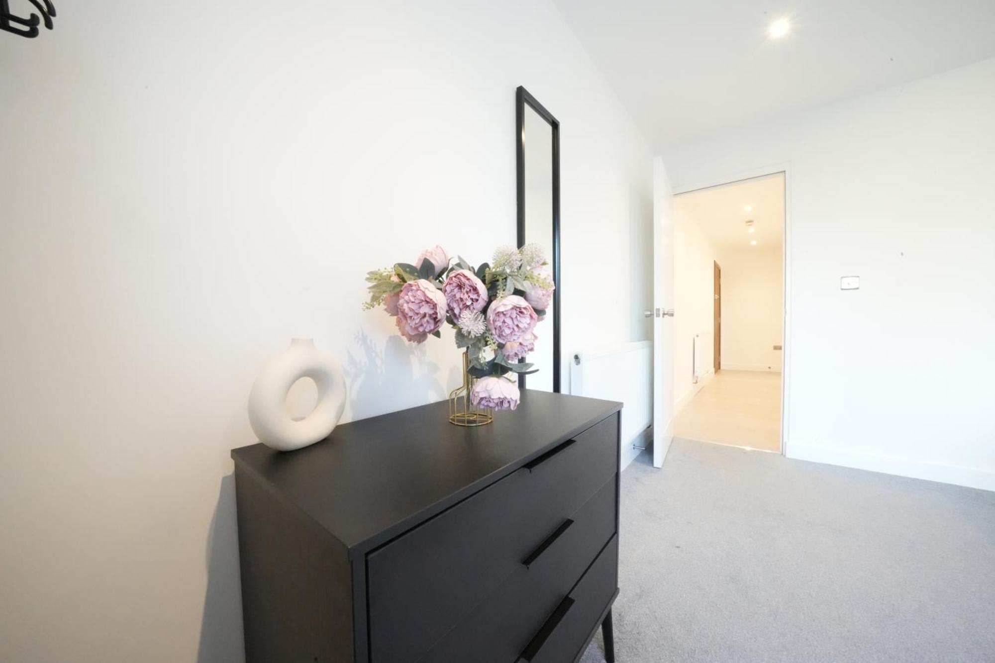 10 Min Drive To Airport - Free Parking - 15 Min Bus Ride - Ev Charge Available Apartman Stanwell Kültér fotó