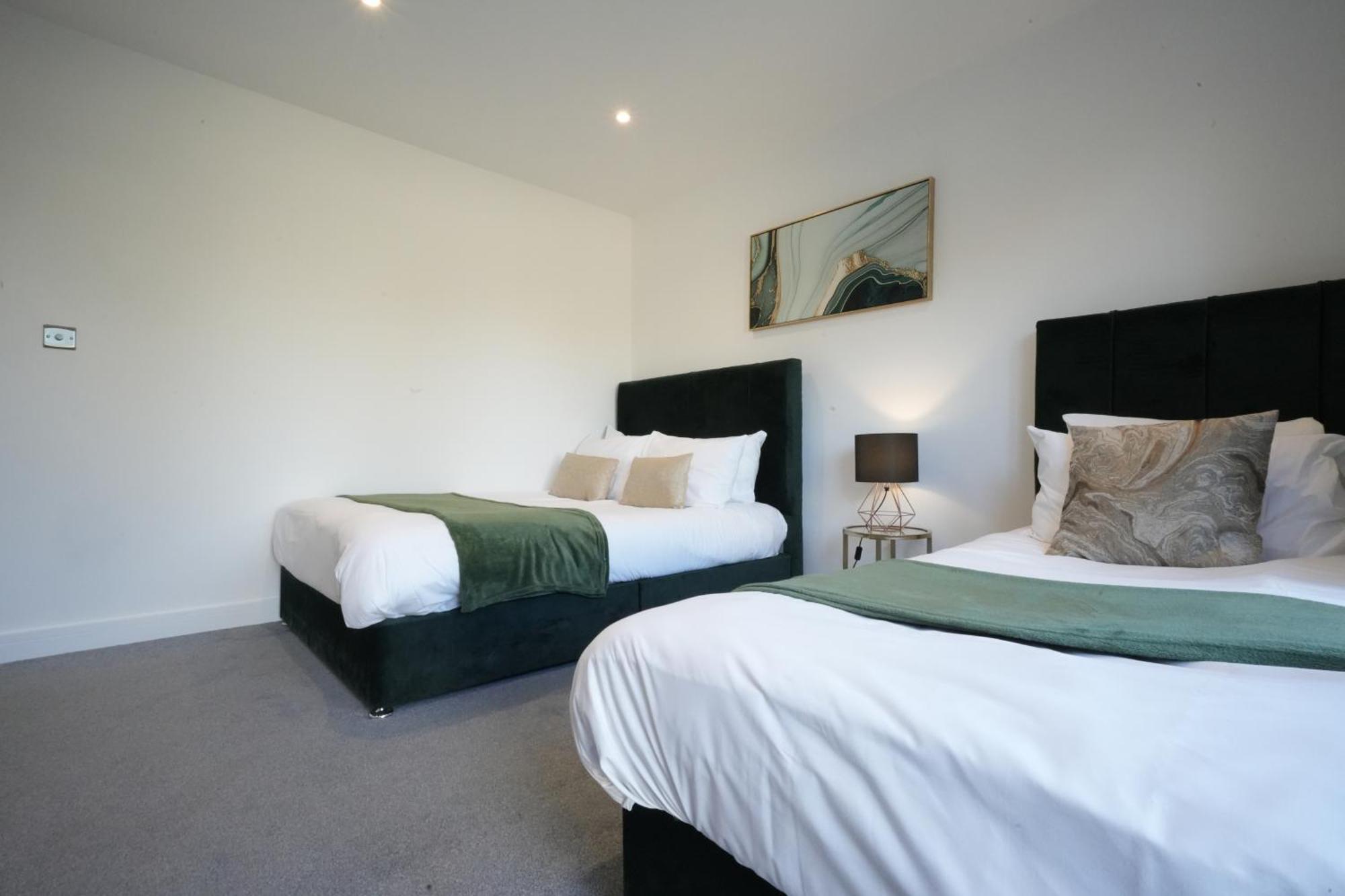 10 Min Drive To Airport - Free Parking - 15 Min Bus Ride - Ev Charge Available Apartman Stanwell Kültér fotó