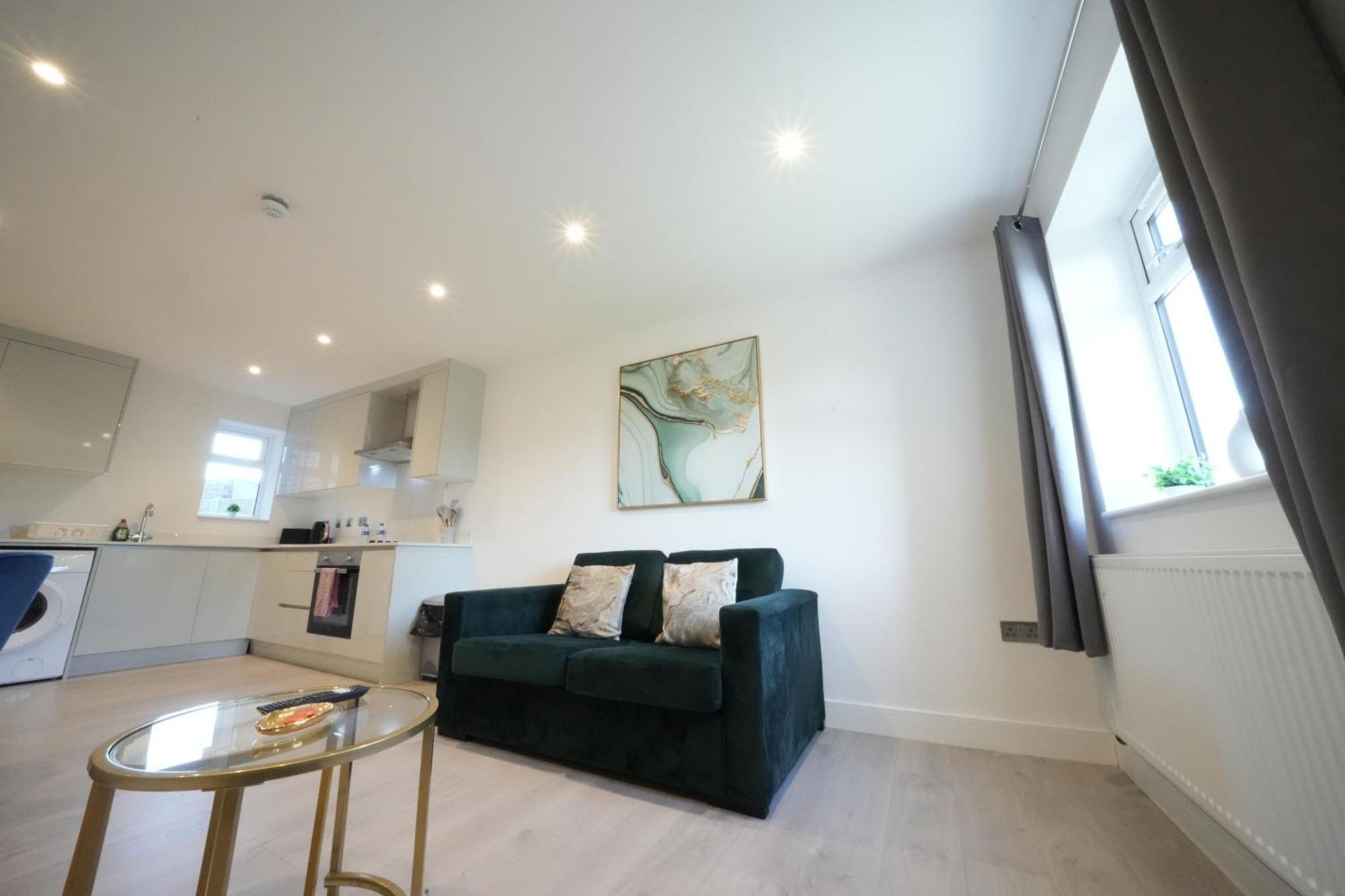 10 Min Drive To Airport - Free Parking - 15 Min Bus Ride - Ev Charge Available Apartman Stanwell Kültér fotó