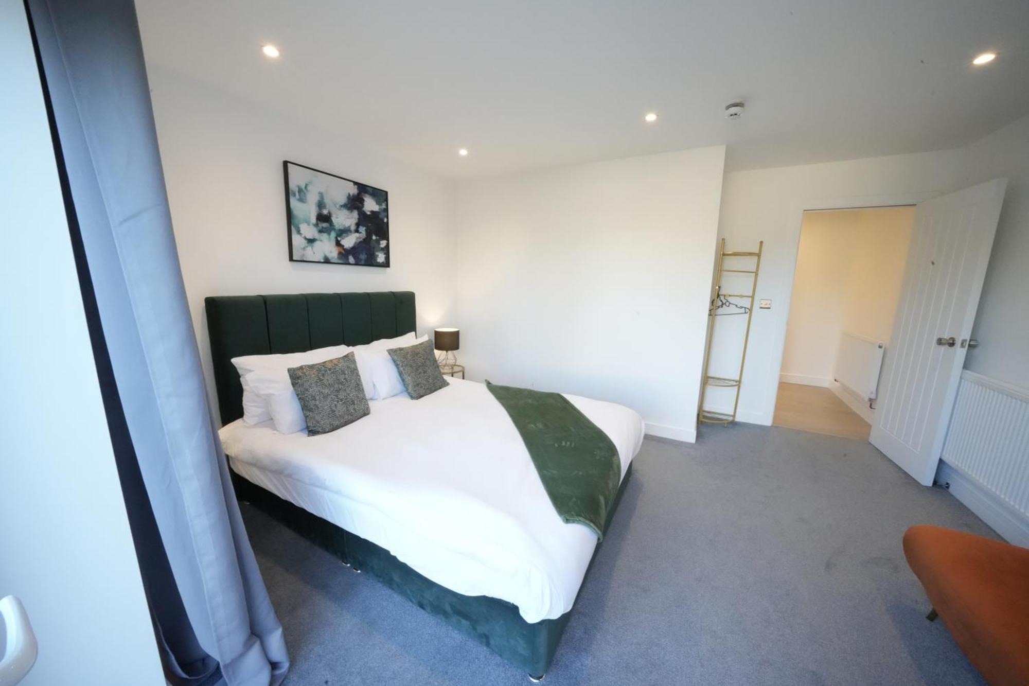 10 Min Drive To Airport - Free Parking - 15 Min Bus Ride - Ev Charge Available Apartman Stanwell Kültér fotó