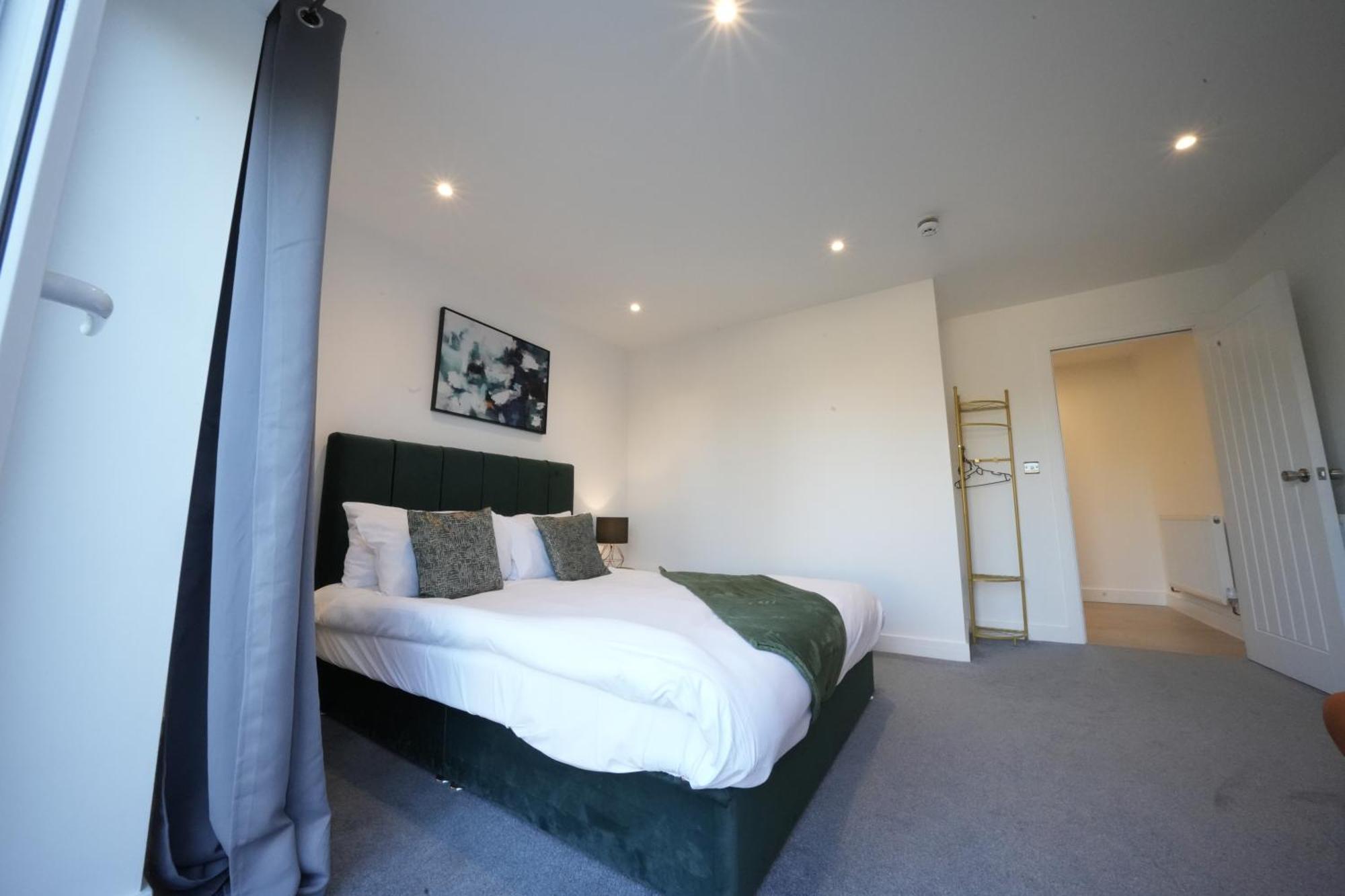 10 Min Drive To Airport - Free Parking - 15 Min Bus Ride - Ev Charge Available Apartman Stanwell Kültér fotó