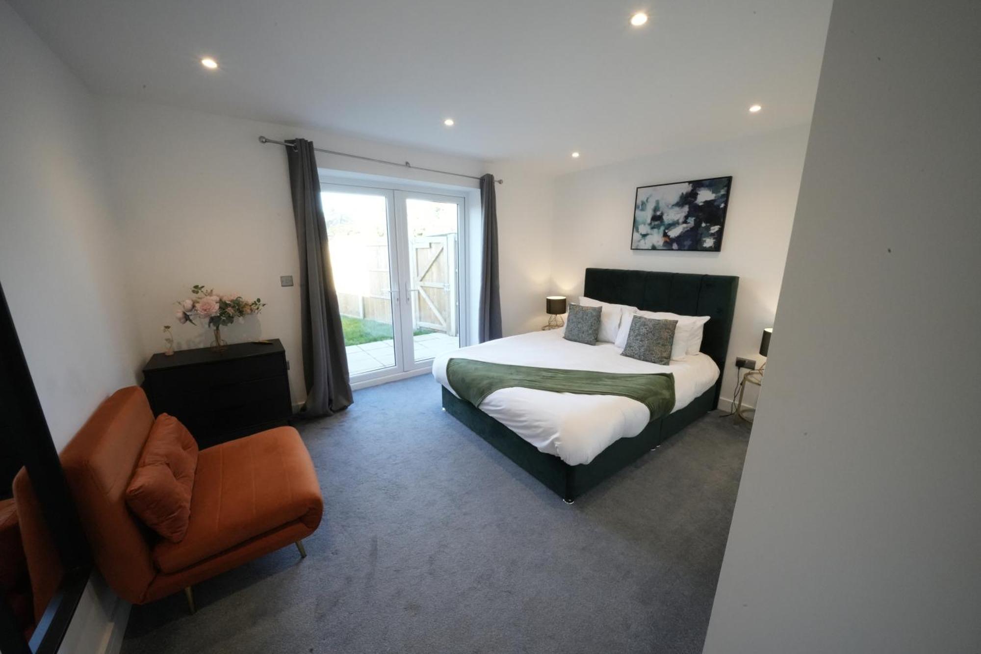 10 Min Drive To Airport - Free Parking - 15 Min Bus Ride - Ev Charge Available Apartman Stanwell Kültér fotó