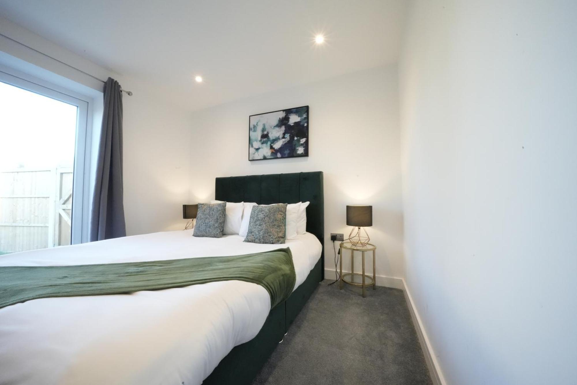 10 Min Drive To Airport - Free Parking - 15 Min Bus Ride - Ev Charge Available Apartman Stanwell Kültér fotó