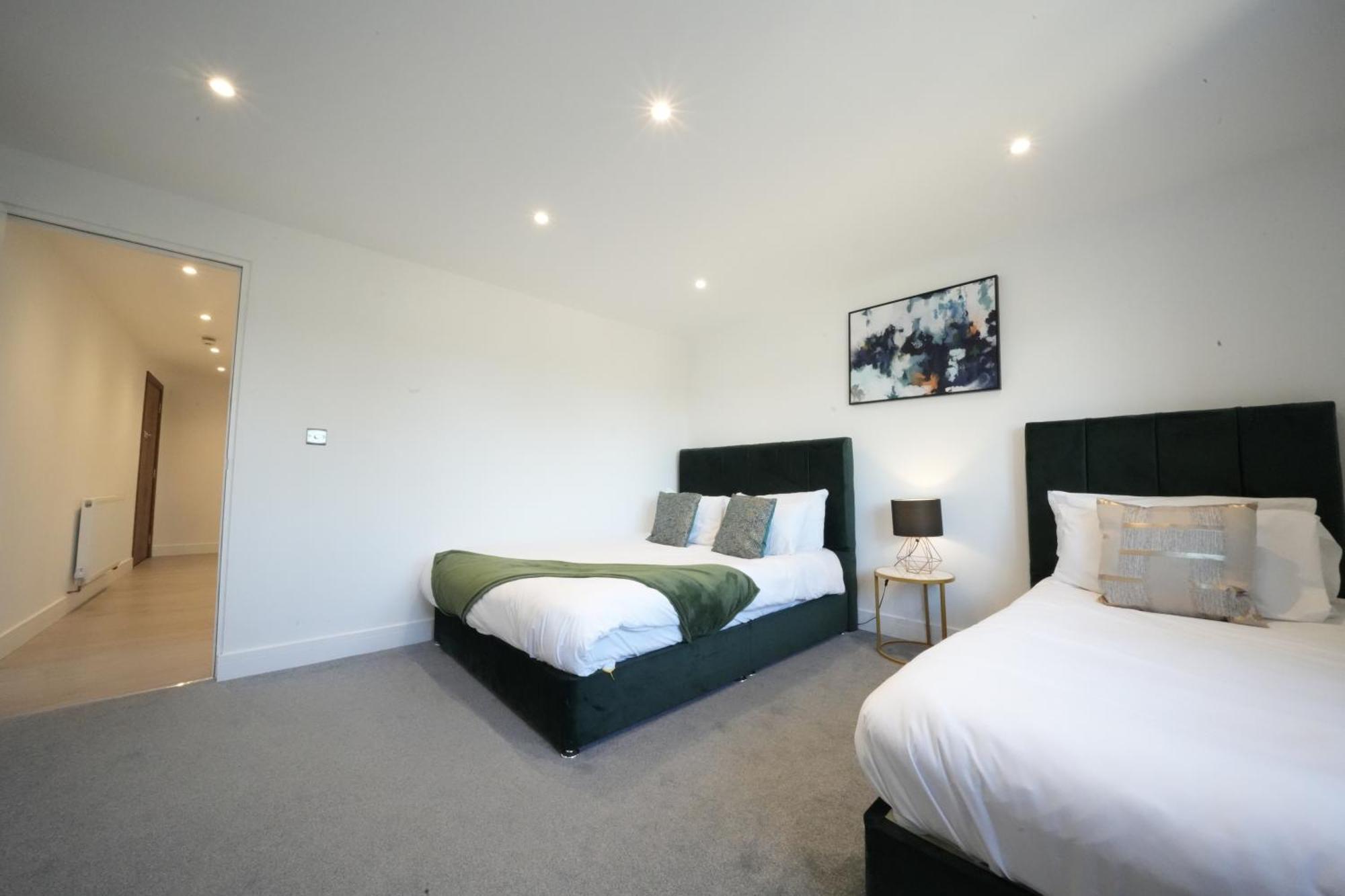 10 Min Drive To Airport - Free Parking - 15 Min Bus Ride - Ev Charge Available Apartman Stanwell Kültér fotó