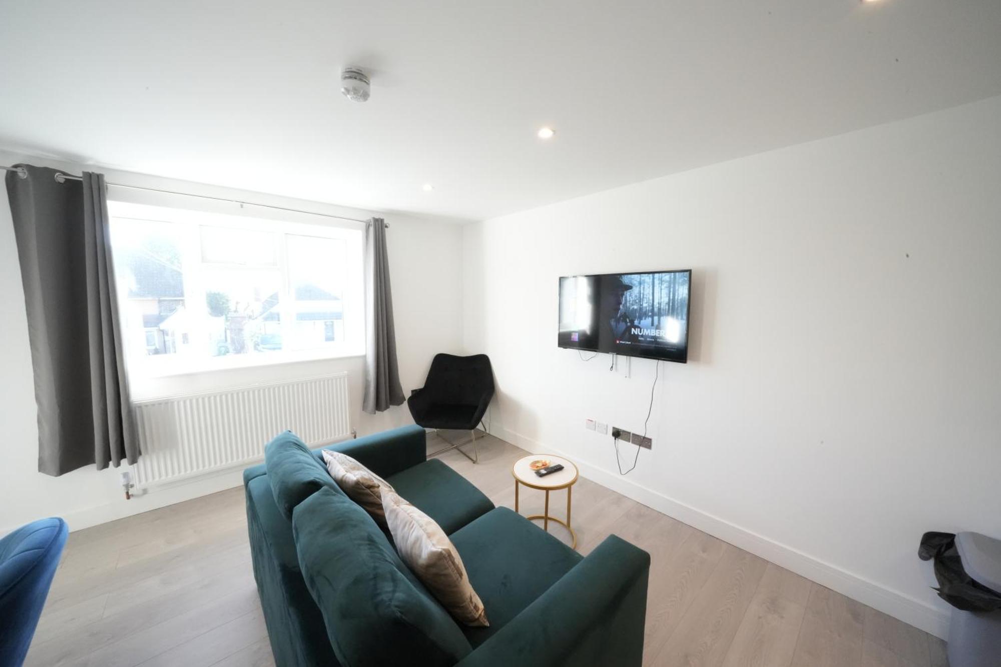 10 Min Drive To Airport - Free Parking - 15 Min Bus Ride - Ev Charge Available Apartman Stanwell Kültér fotó