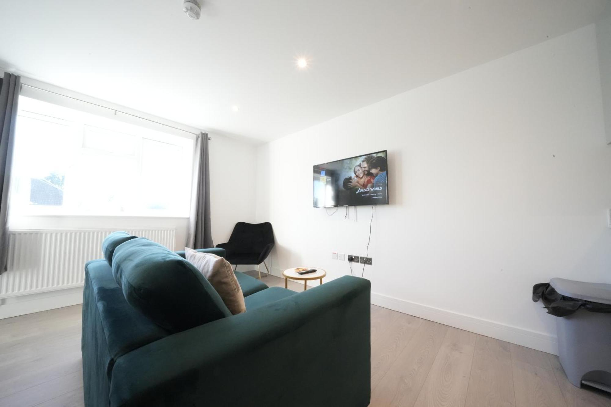 10 Min Drive To Airport - Free Parking - 15 Min Bus Ride - Ev Charge Available Apartman Stanwell Kültér fotó