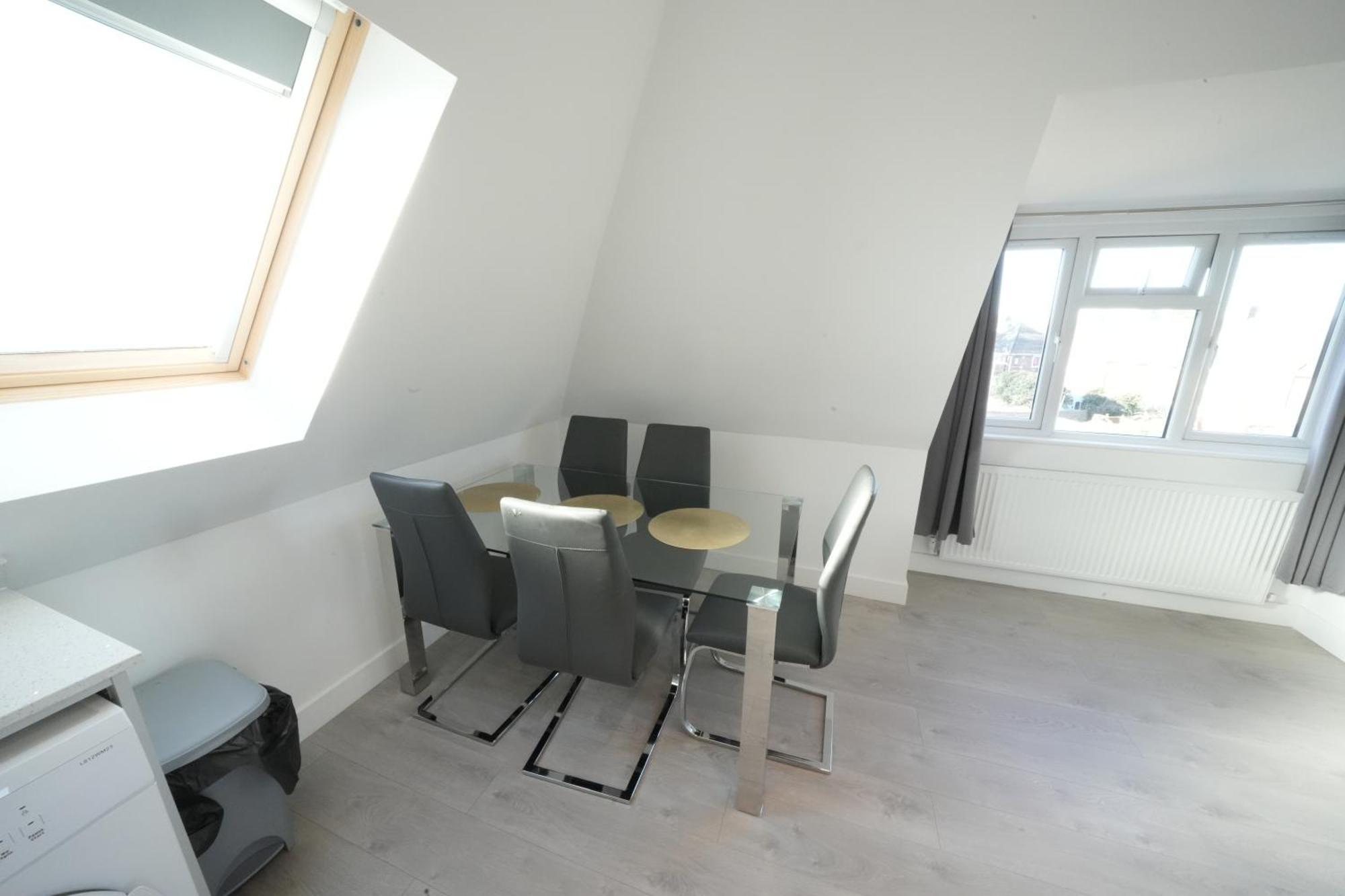 10 Min Drive To Airport - Free Parking - 15 Min Bus Ride - Ev Charge Available Apartman Stanwell Kültér fotó
