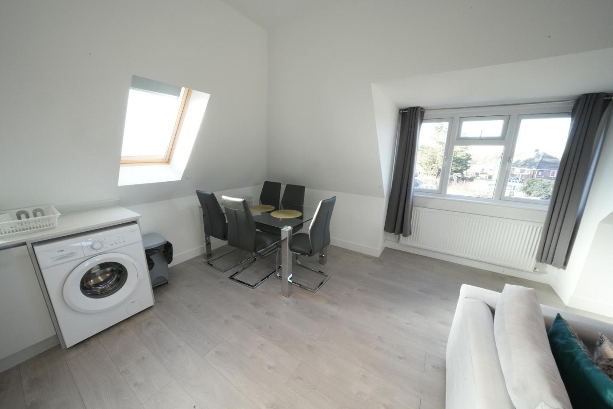 10 Min Drive To Airport - Free Parking - 15 Min Bus Ride - Ev Charge Available Apartman Stanwell Kültér fotó