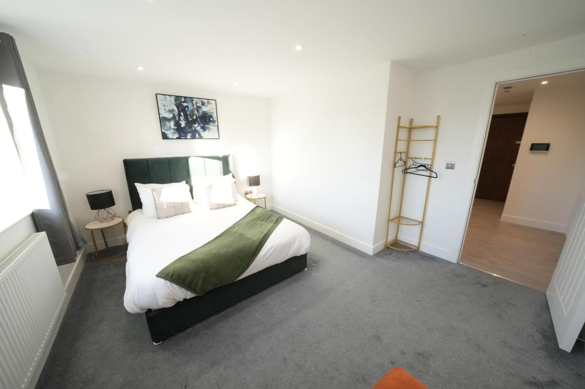 10 Min Drive To Airport - Free Parking - 15 Min Bus Ride - Ev Charge Available Apartman Stanwell Kültér fotó