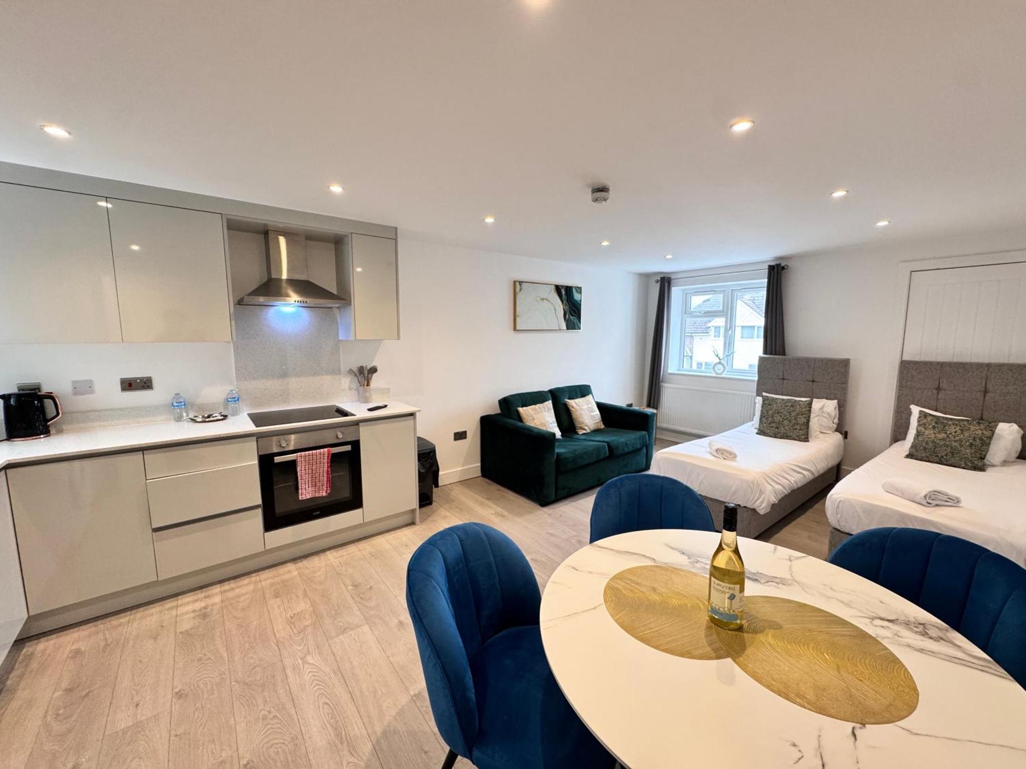 10 Min Drive To Airport - Free Parking - 15 Min Bus Ride - Ev Charge Available Apartman Stanwell Kültér fotó