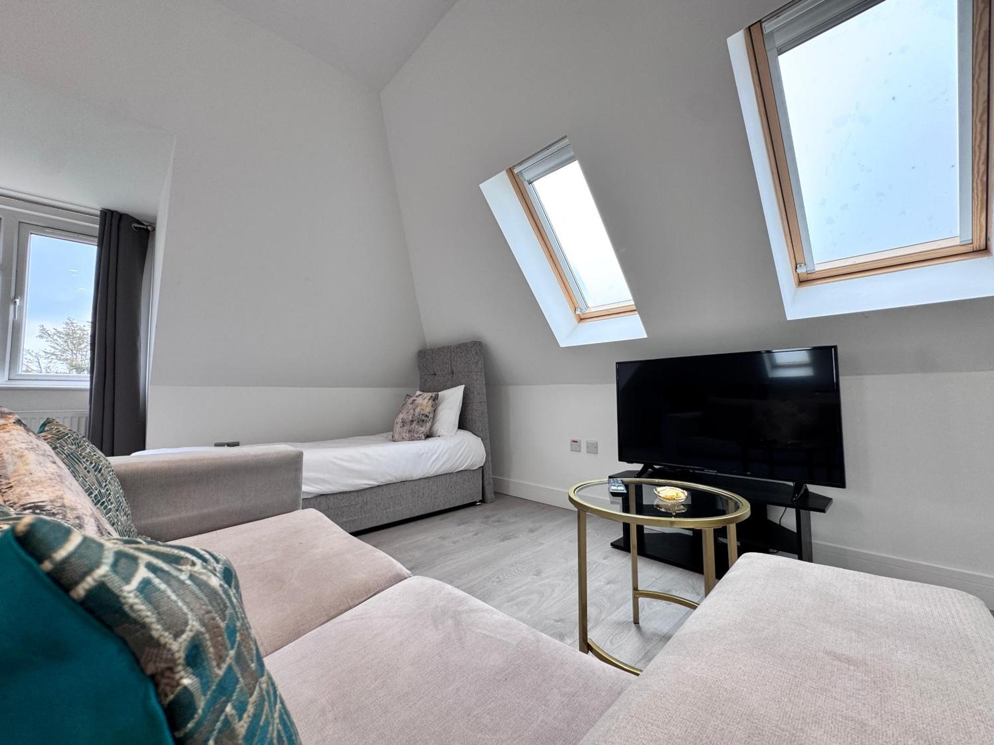 10 Min Drive To Airport - Free Parking - 15 Min Bus Ride - Ev Charge Available Apartman Stanwell Kültér fotó