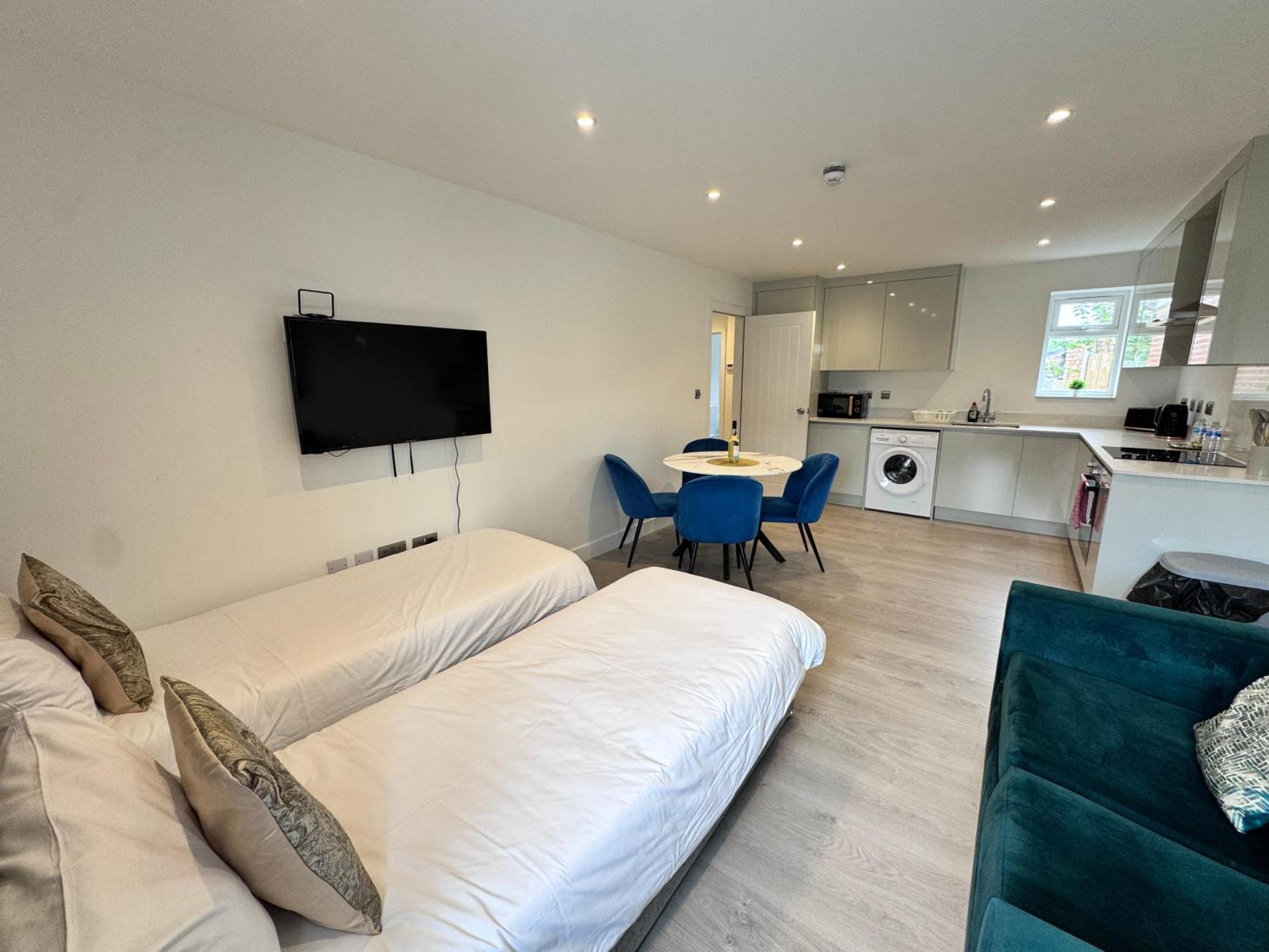 10 Min Drive To Airport - Free Parking - 15 Min Bus Ride - Ev Charge Available Apartman Stanwell Kültér fotó