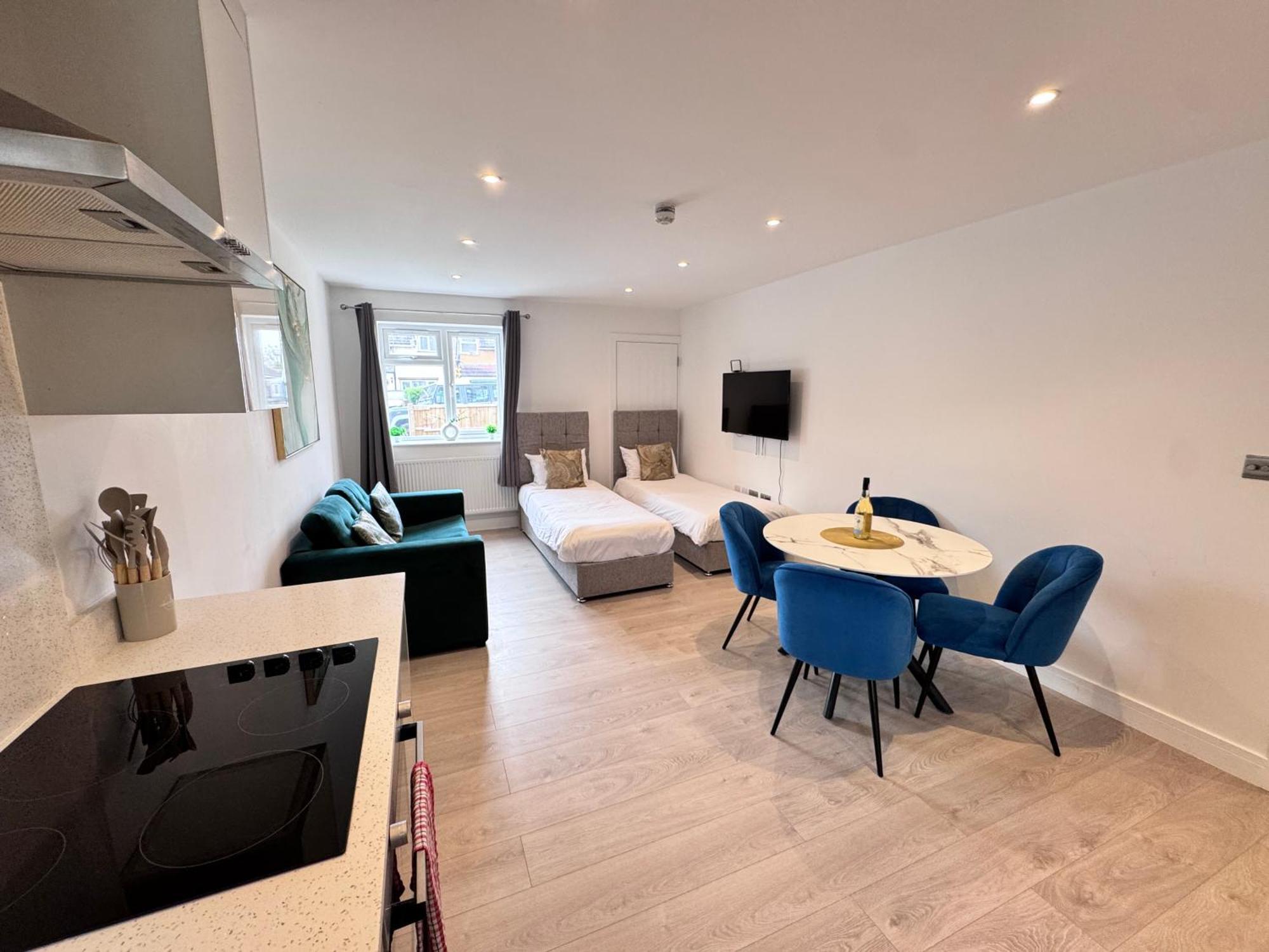 10 Min Drive To Airport - Free Parking - 15 Min Bus Ride - Ev Charge Available Apartman Stanwell Kültér fotó