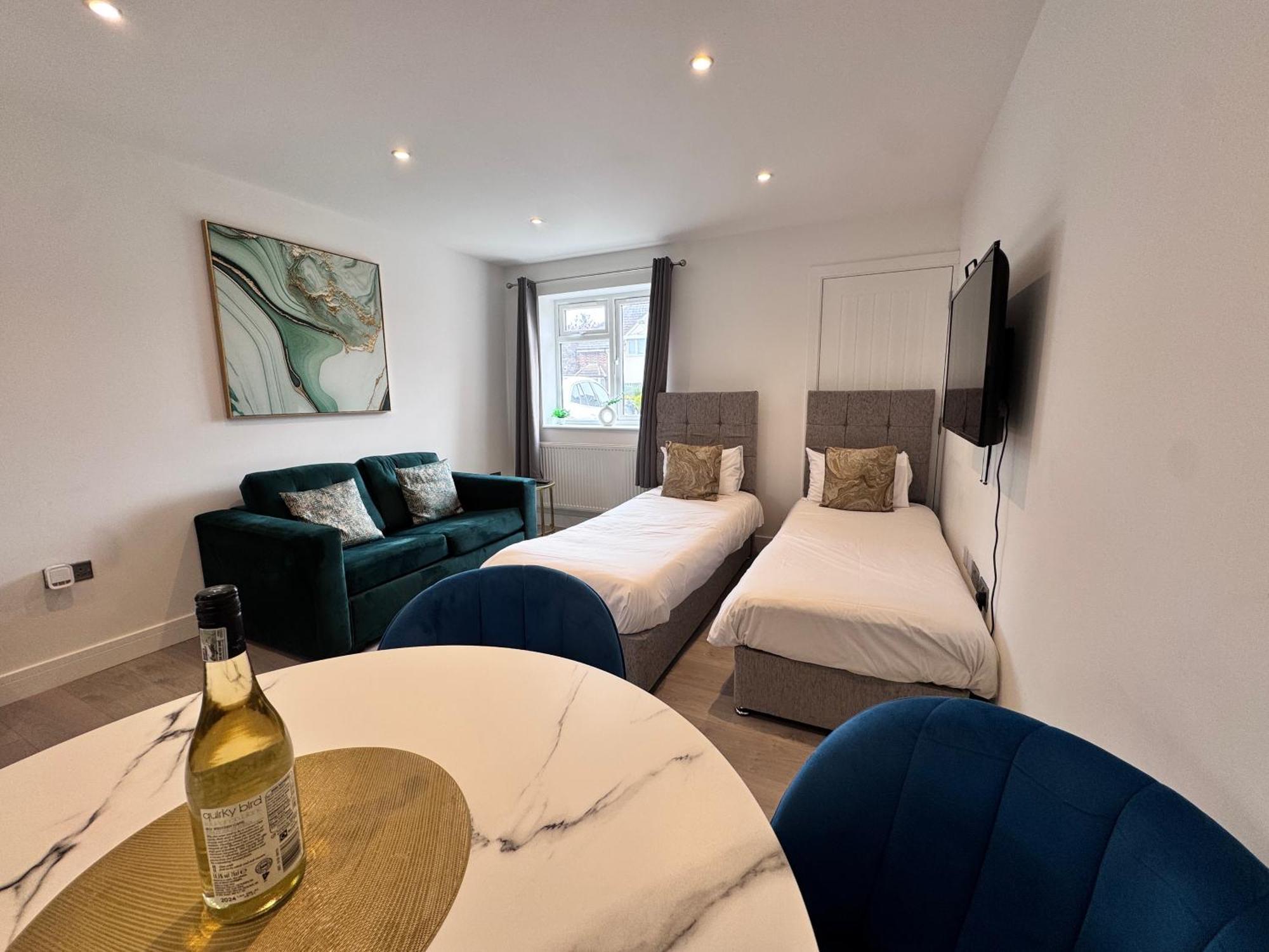 10 Min Drive To Airport - Free Parking - 15 Min Bus Ride - Ev Charge Available Apartman Stanwell Kültér fotó